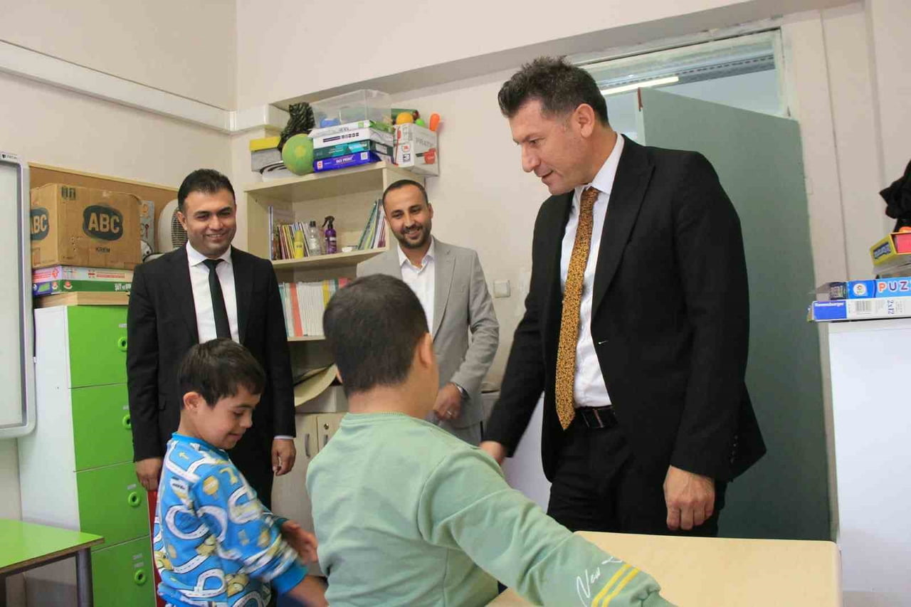 CİZRE İLÇE MİLLÎ EĞİTİM MÜDÜRÜ ŞAHAN İKE VE BERABERİNDEKİ HEYET, ÖZEL EĞİTİM UYGULAMA OKULUNDA...