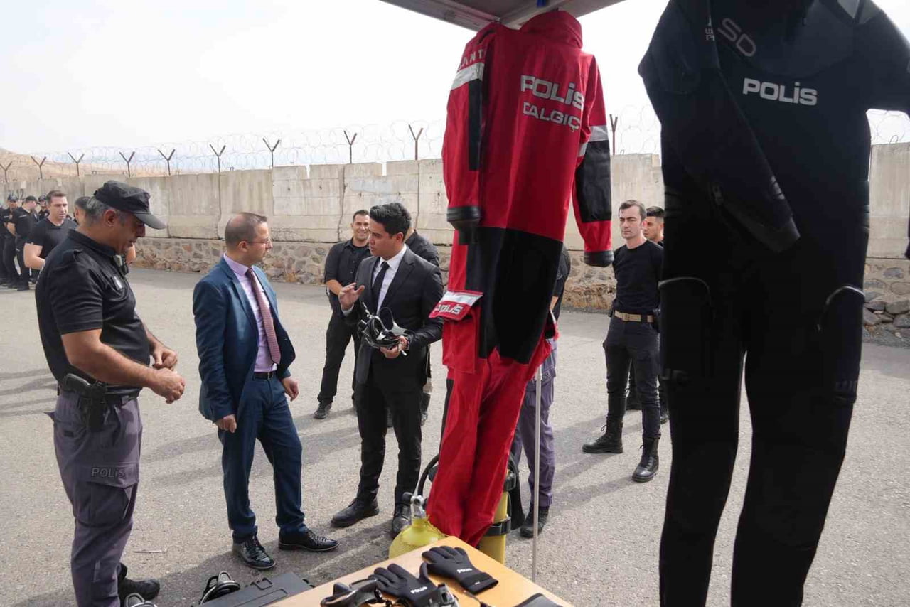 CİZRE KAYMAKAMI AHMET VEZİR BAYCAR, CİZRE İLÇE EMNİYET MÜDÜRLÜĞÜ BÜNYESİNDE FAALİYET GÖSTEREN SU...