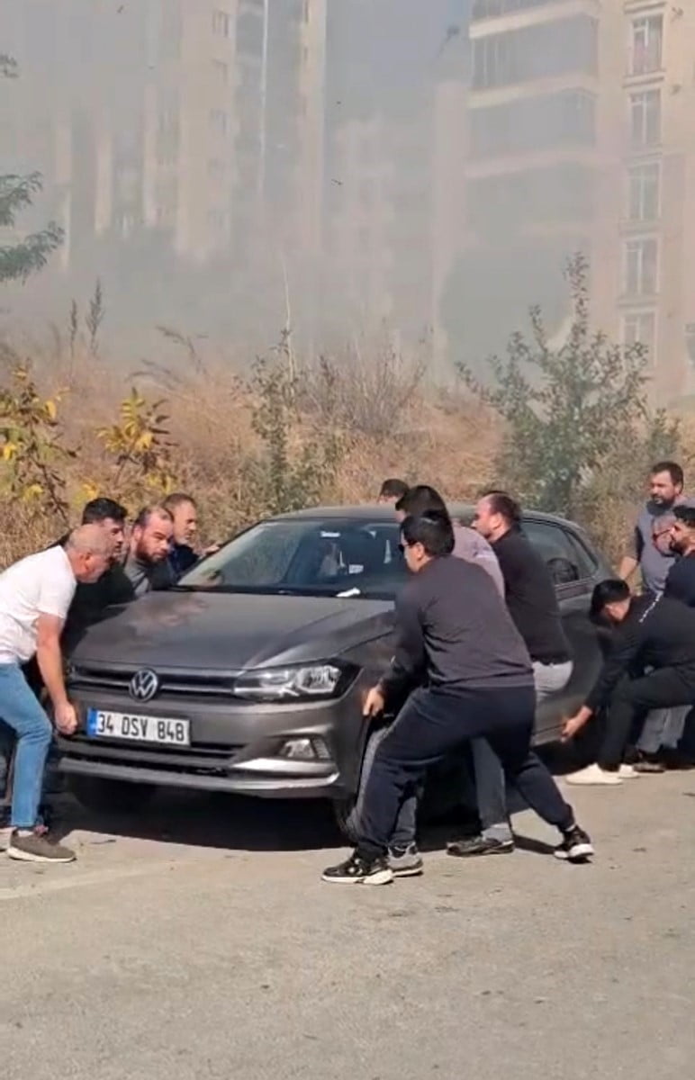 ÇOK SAYIDA VATANDAŞ, YANGIN ALANINA YAKIN NOKTALARDA BULUNAN OTOMOBİLLERİ GÜVENLİ BÖLGELERE...