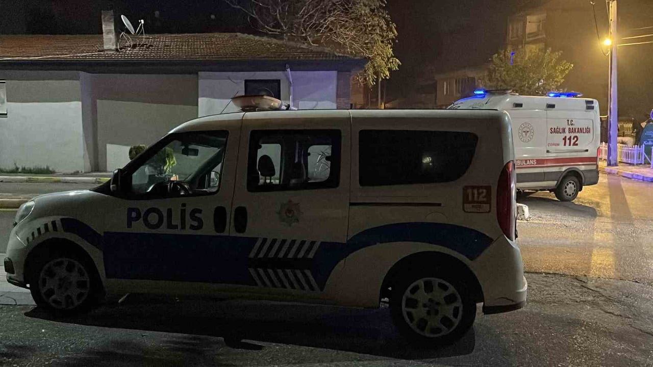 ÇORUM'DA 18 YAŞINDAKİ YABANCI UYRUKLU GENÇ, TANIMADIĞINI İDDİA ETTİĞİ BİR KİŞİNİN BIÇAKLI...