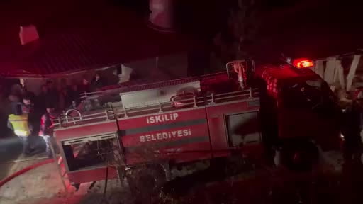 Çorum'da çıkan yangında iki ev küle döndü