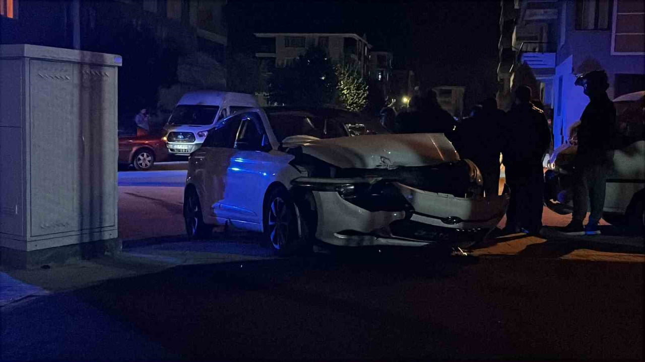 ÇORUM'DA KAZADA İKİ OTOMOBİL ÇARPIŞTI. 4 KİŞİ YARALANDI
