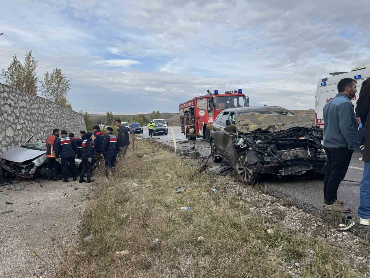 ÇORUM'UN ALACA İLÇESİNDE CİP İLE OTOMOBİLİN ÇARPIŞMASI NETİCESİNDE MEYDANA GELEN KAZADA HAYATINI...