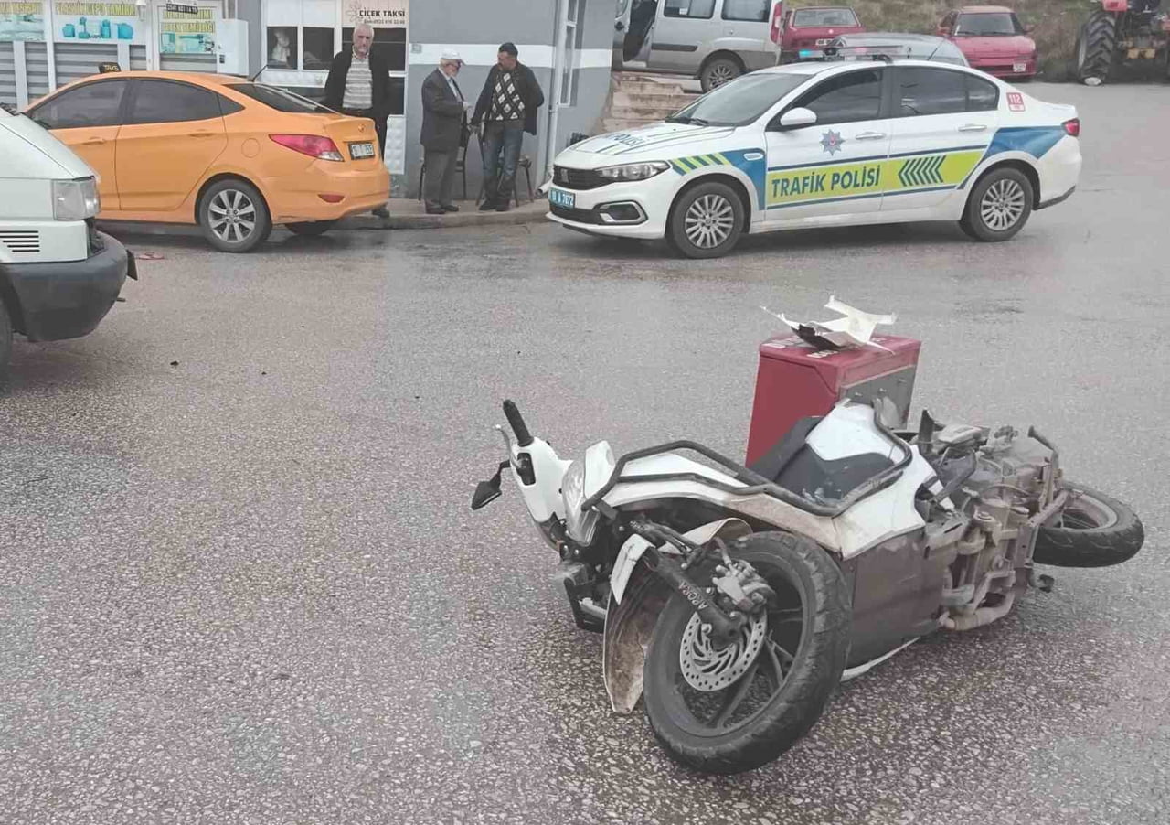 ÇORUM'UN ALACA İLÇESİNDE MİNİBÜS İLE ÇARPIŞAN MOTOSİKLETİN SÜRÜCÜSÜ YARALANDI.