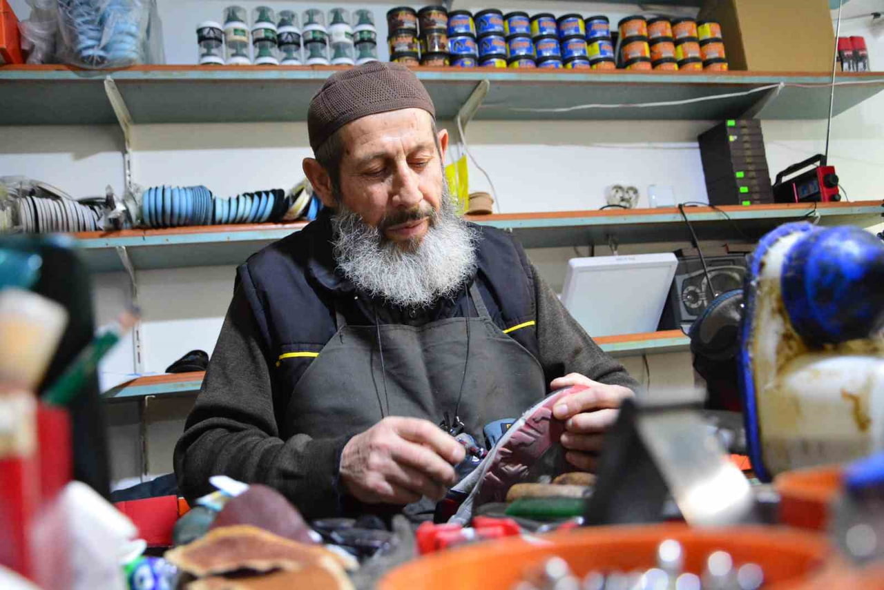 ÇORUM'UN ALACA İLÇESİNDE YARIM ASIRDIR AYAKKABI TAMİRCİLİĞİ YAPAN 73 YAŞINDAKİ HÜSNÜ DONALI...