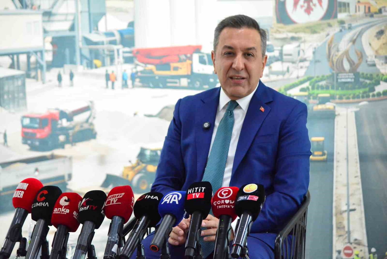 ÇORUM'UN SUNGURLU BELEDİYE BAŞKANI MUHSİN DERE, "SEÇİM VAADİ OLARAK 20 PROJEMİZİ AÇIKLAMIŞTIK. 2,5...