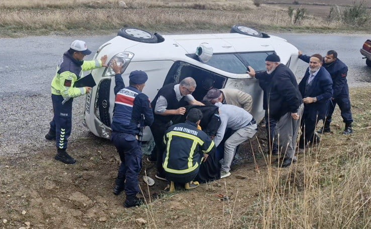 ÇORUM’UN ALACA İLÇESİNDE YOLDAN ÇIKAN OTOMOBİLİN DEVRİLMESİ NETİCESİNDE MEYDANA GELEN KAZADA 2...