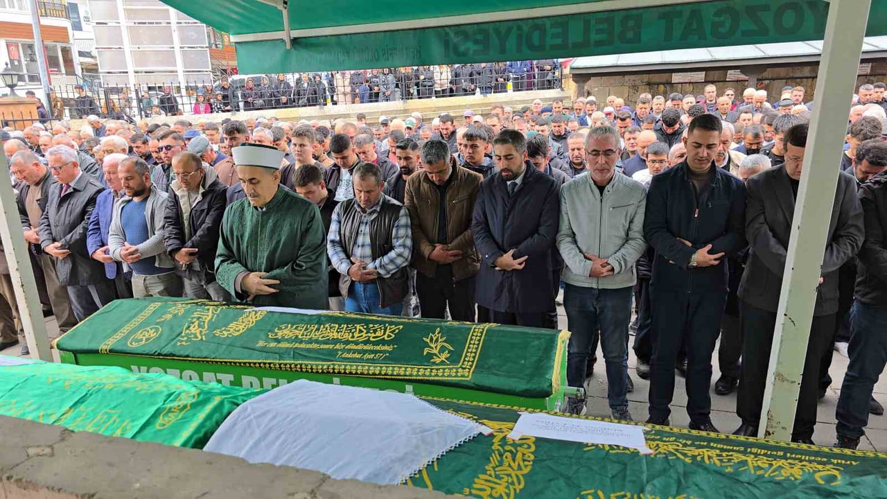 ÇORUM’UN ALACA İLÇESİNDEKİ KAZADA HAYATINI KAYBEDEN ANNE VE 2 EVLADI YOZGAT’TA TOPRAĞA...