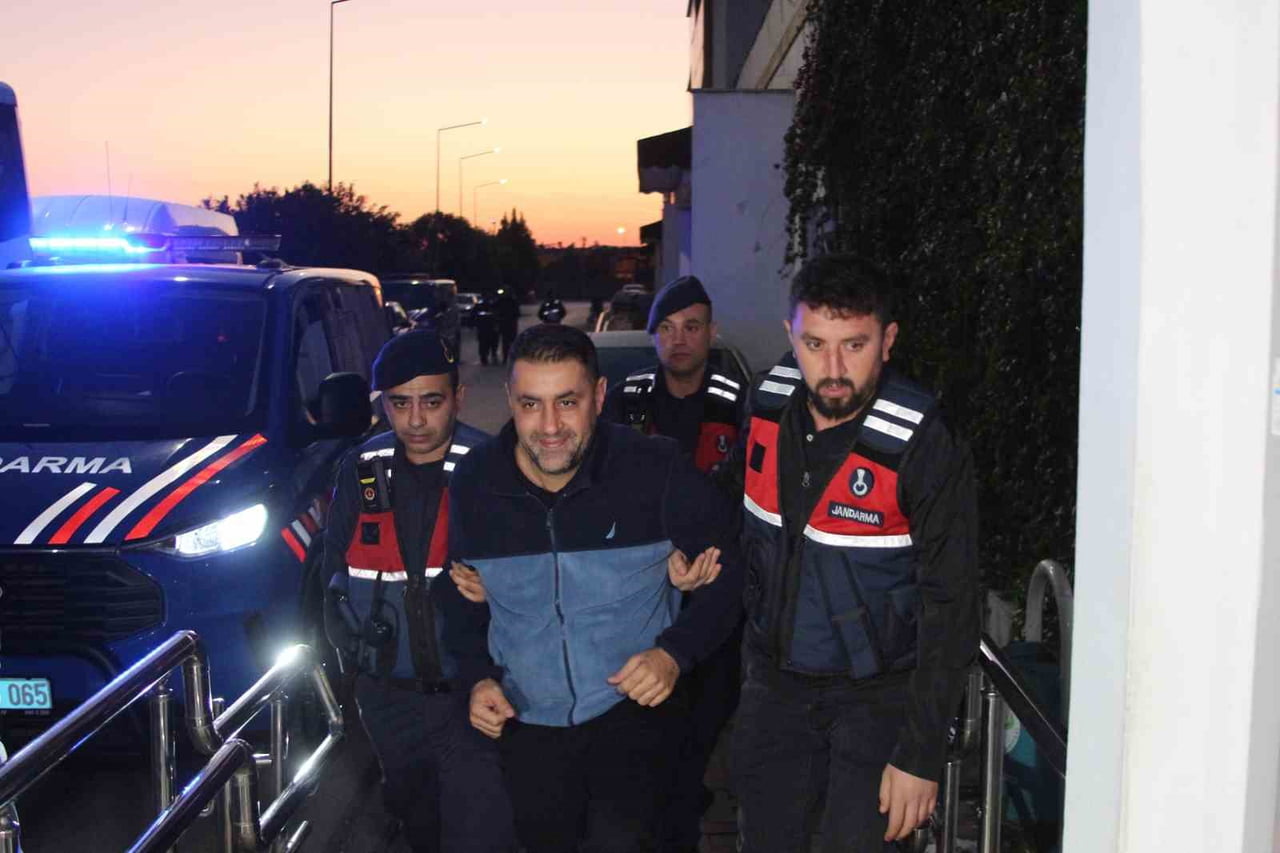 ÇUKUROVA BELEDİYE BAŞKANI EMRAH KOZAY SAĞLIK KONTROLÜNÜN ARDINDAN ADLİYEYE SEVK EDİLDİ.