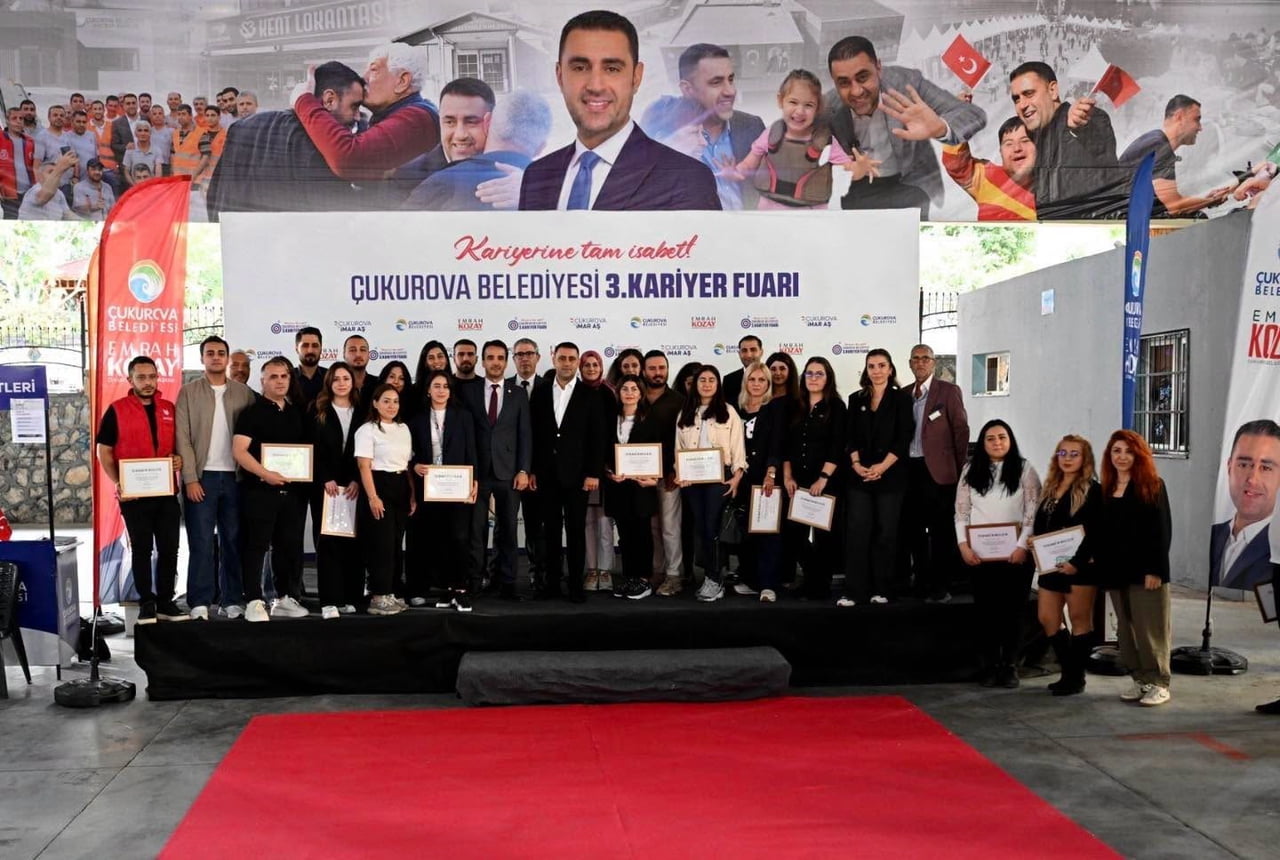 ÇUKUROVA BELEDİYESİ TARAFINDAN DÜZENLENEN 3. KARİYER FUARI’NDA İŞ ARAYAN VATANDAŞLAR İLE FARKLI...