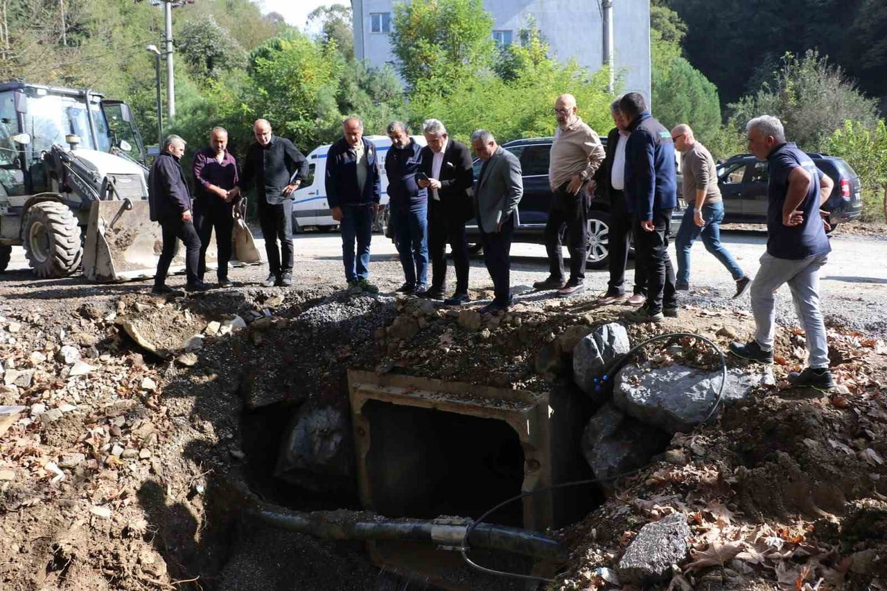 CUMAYERİ BELEDİYE BAŞKANI MUSTAFA KOLOĞLU, YOĞUN YAĞIŞLARIN ARDINDAN İLÇE GENELİNDE MEYDANA GELEN...