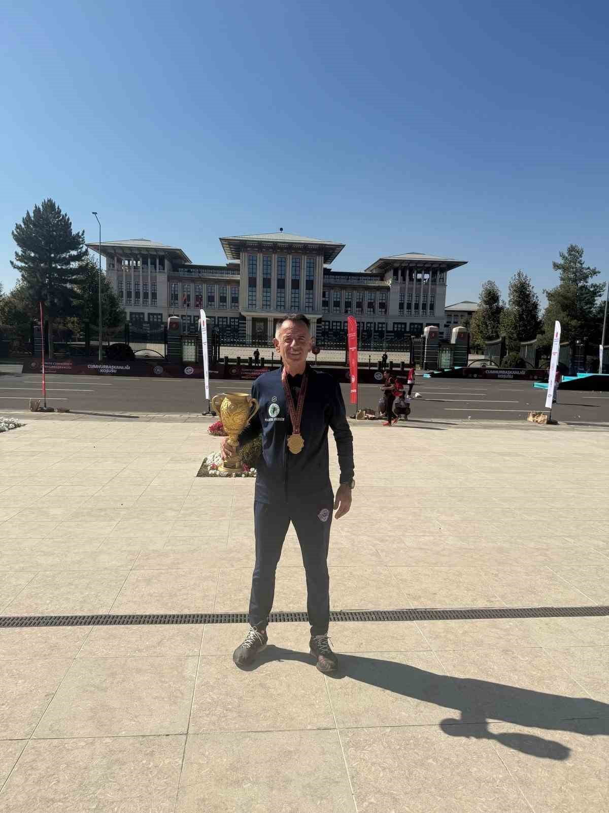 CUMHURBAŞKANLIĞI YARI MARATONUNA ESKİŞEHİR'DEN KATILAN SPORCULAR BİN 200 KİŞİ ARASINDA GENEL...