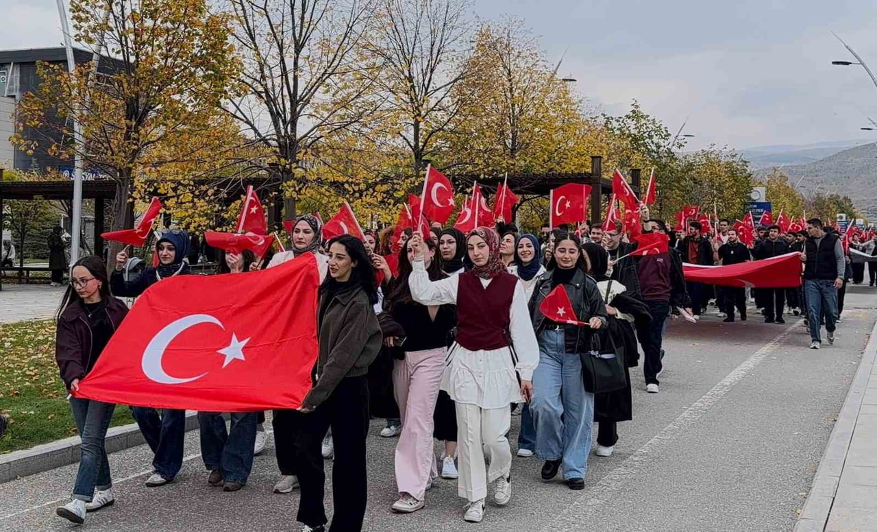 CUMHURİYET BAYRAMI DOLAYISIYLA BAYRAK YÜRÜYÜŞÜ DÜZENLENDİ