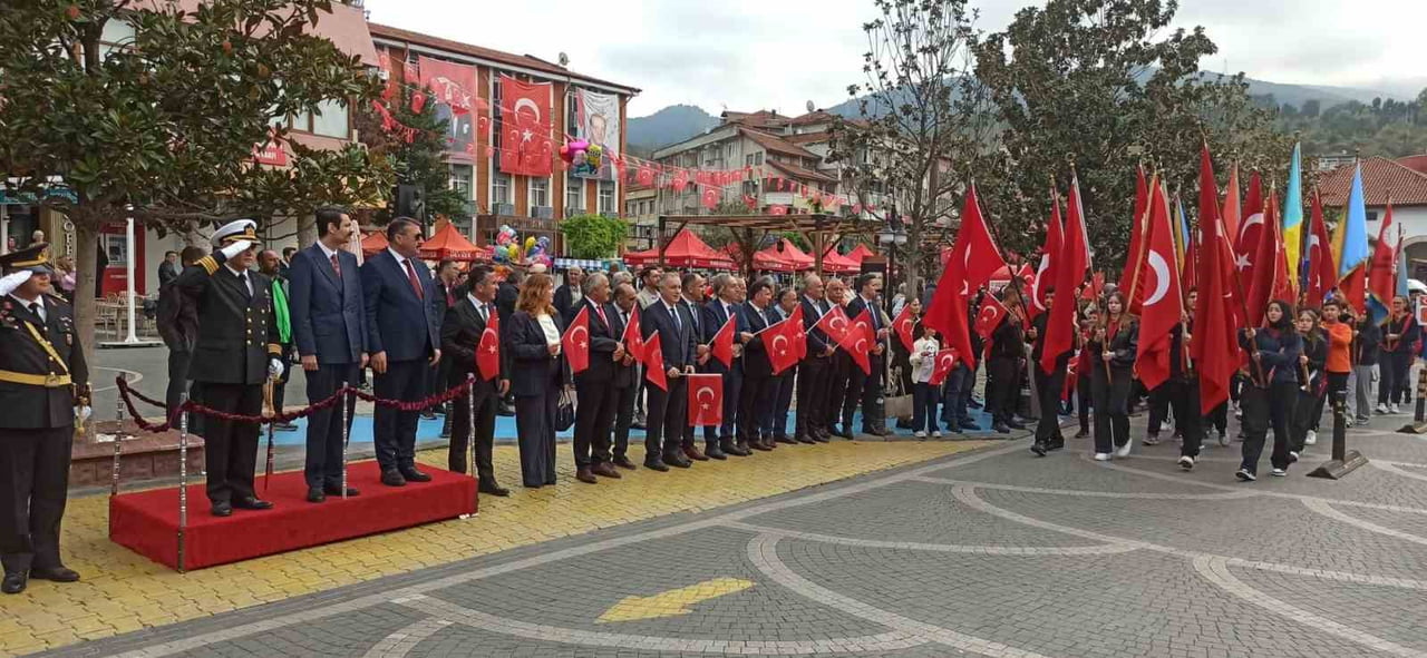 CUMHURİYET BAYRAMI PROTOKOL TARAFINDAN DAVETLİLERİN BAYRAMLARINI KUTLAMASI İLE BAŞLANDI