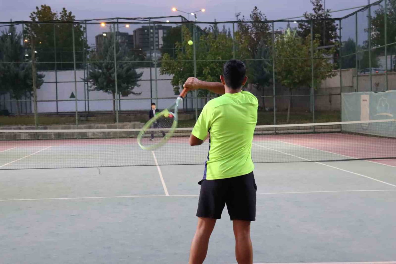 CUMHURİYET BAYRAMI TENİS TURNUVASI BAŞLADI