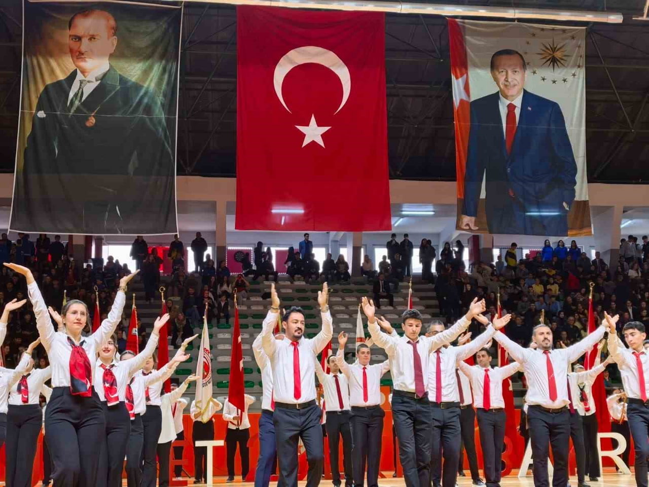 CUMHURİYET BAYRAMI TÖRENLERİNDE SAHNE ALAN 103 ÖĞRETMEN, 7 FARKLI YÖREYE AİT FOLKLOR...