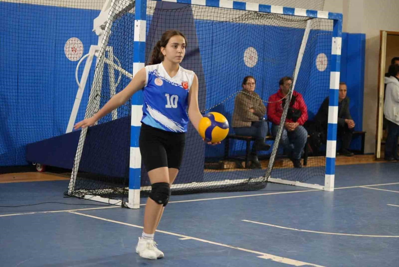 CUMHURİYET COŞKUSU VOLEYBOL SAHASINA TAŞINDI