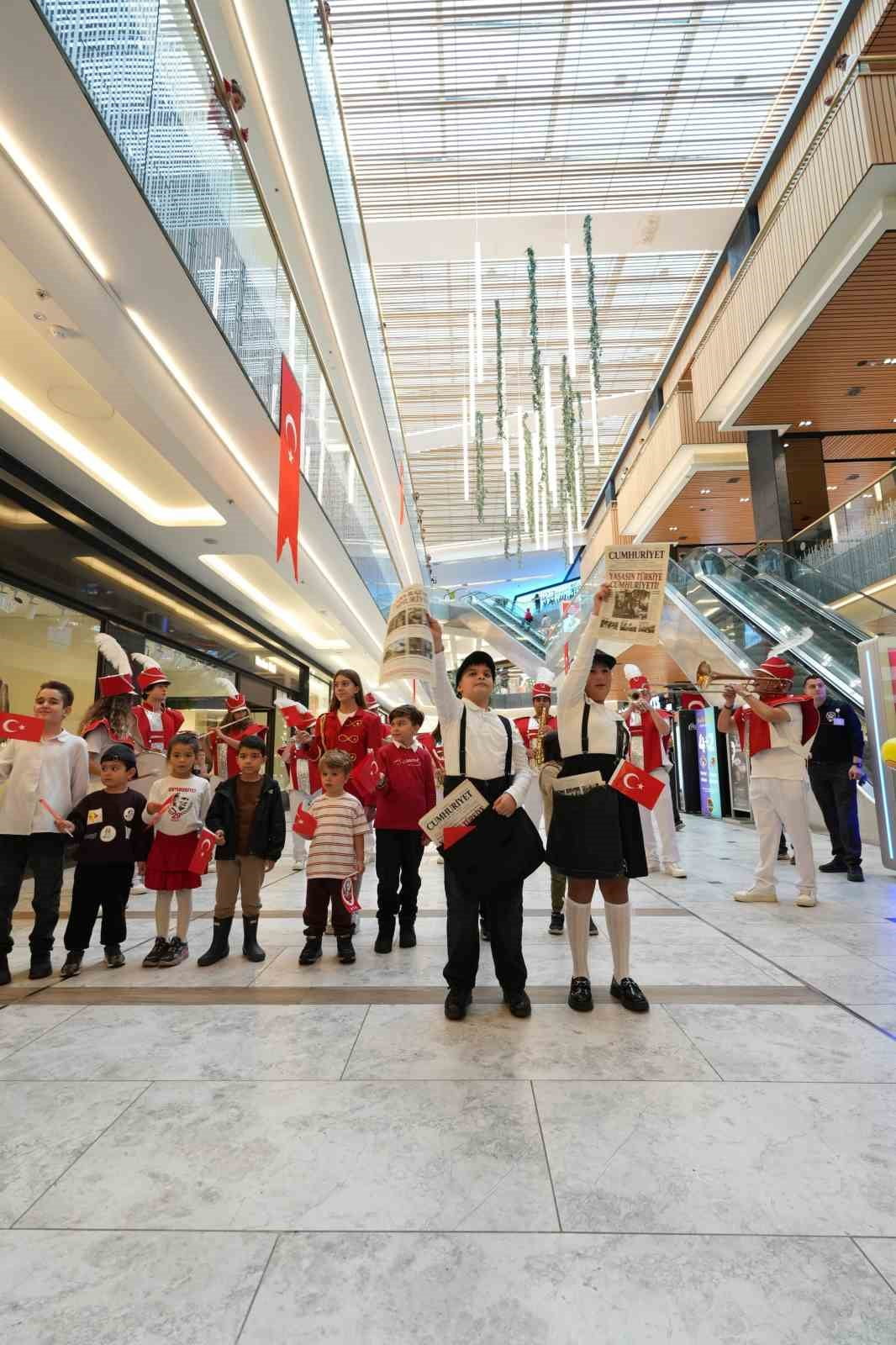 CUMHURİYET’İN 103. YILI, TÜRK BAYRAKLARI VE MARŞLARLA KUTLANDI. ÖZEL KOSTÜMLERİYLE GAZETECİ...