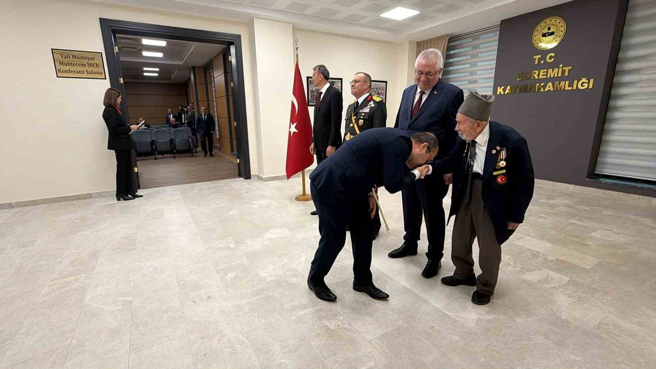 CUMHURİYETİN 103. KURULUŞ YIL DÖNÜMÜ DOLAYISIYLA EDREMİT’TE DÜZENLENEN RESMİ TEBRİKAT TÖRENİNDE...