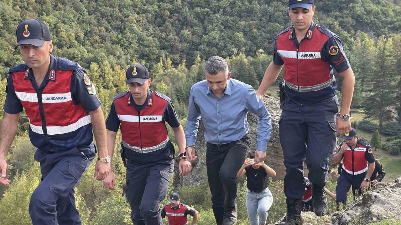 DAVA SÜRECİNDE OLAY YERİNDE KEŞİF GERÇEKLEŞTİRİLMİŞ, SANIK ERDAL NECİP SÖZER KAYALIKLAR ÜZERİNDE...