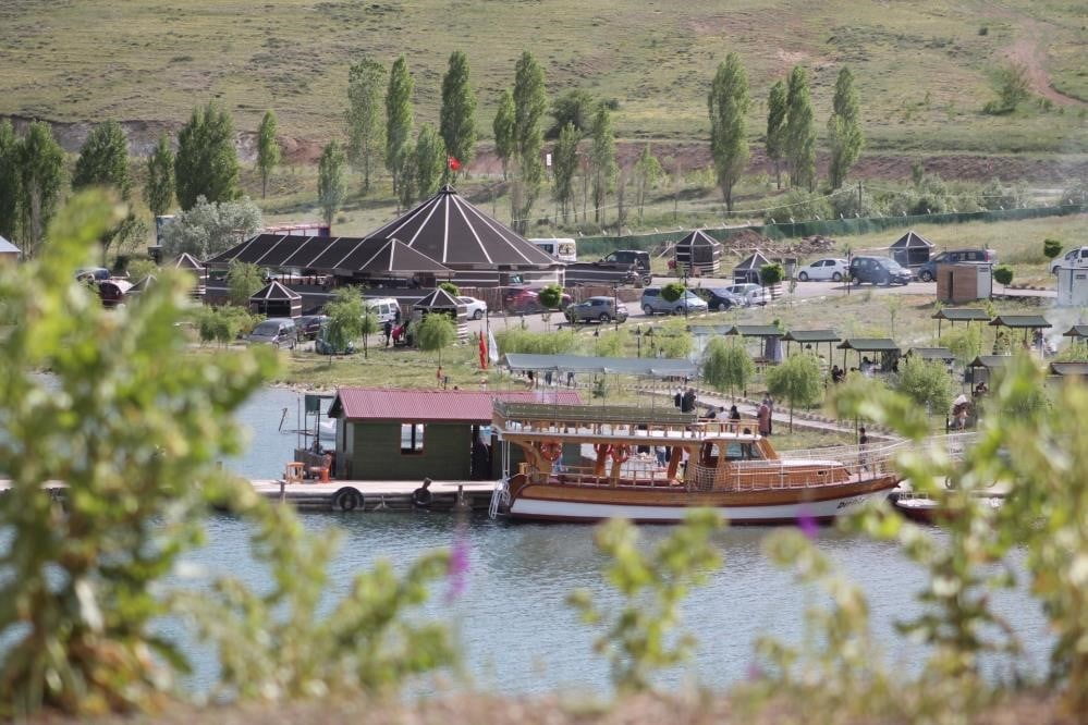 DEMİRÖZÜ'NDE RESTORAN VE TEKNE TURU HİZMETLERİ SEZONU TAMAMLADI