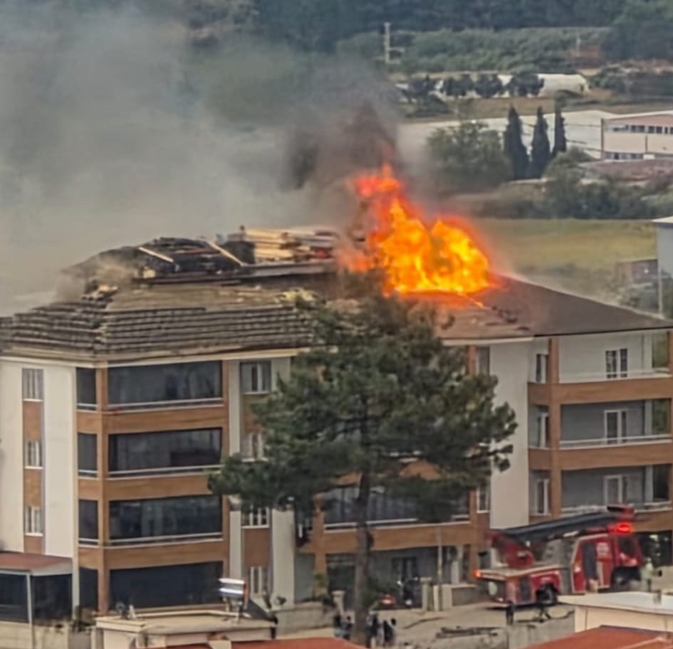 DENİZLİ'NİN BULDAN İLÇESİNDE ONLARCA AİLENİN YAŞADIĞI APARTMANIN ÇATISINDA ÇIKAN YANGIN KORKU VE...