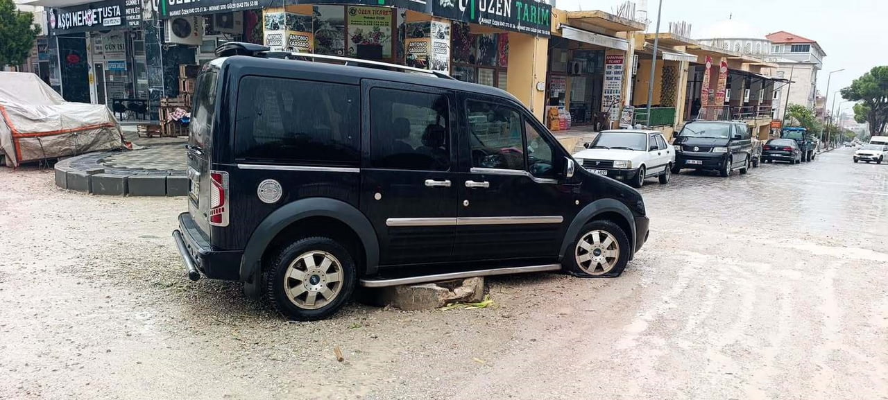 DENİZLİ'NİN BULDAN İLÇESİNDE SÜRDÜRÜLEN YOL YAPIM VE BAKIM ÇALIŞMALARI SIRASINDA YETERLİ GÜVENLİK...