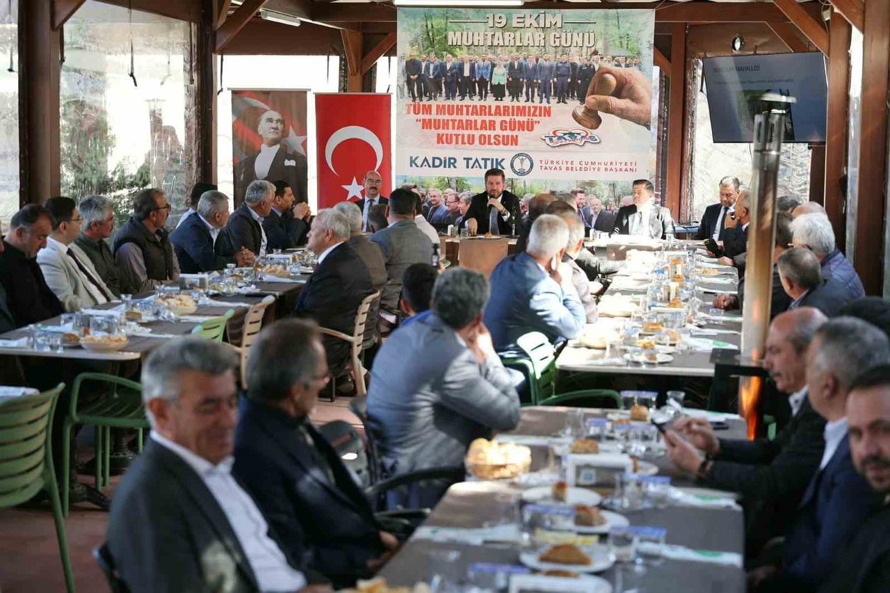 DENİZLİ'NİN TAVAS İLÇESİNDE 19 EKİM MUHTARLAR GÜNÜ DOLAYISIYLA ÇELENK SUNMA TÖRENİ DÜZENLENDİ....