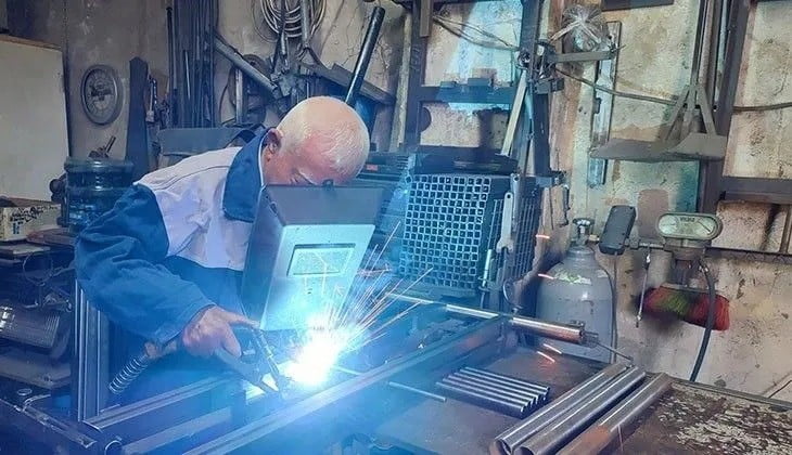 DENİZLİ’DE 28 YIL ÖĞRETMENLİK YAPAN, EMEKLİLİĞİNİN ARDINDAN 41 YIL BOYUNCA ESKİ LEVAZIM BÖLGESİNDE...