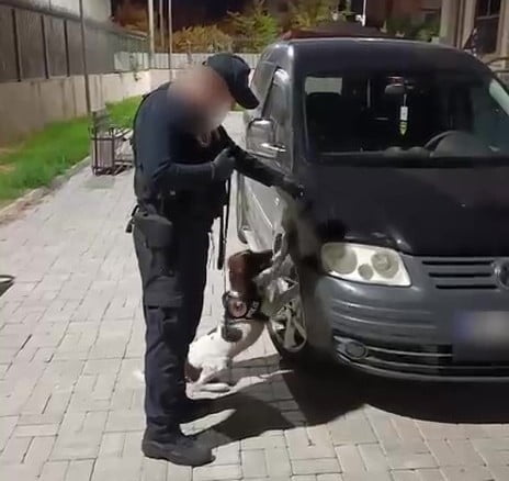 DENİZLİ’DE NARKOTİK POLİSLERİNİN İKİ ŞÜPHELİ ARAÇTA YAPTIĞI ARAMADA 971 ADET UYUŞTURUCU HAP ELE...