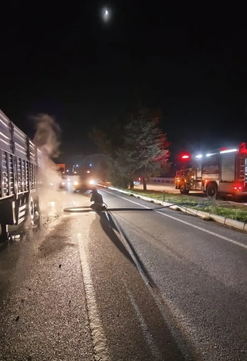 DENİZLİ’DE SEYİR HALİNDEKİ TIRIN BİR ANDA ALEV ALMASI KORKU DOLU ANLAR YAŞATTI. SÜRÜCÜNÜN DURUMU...
