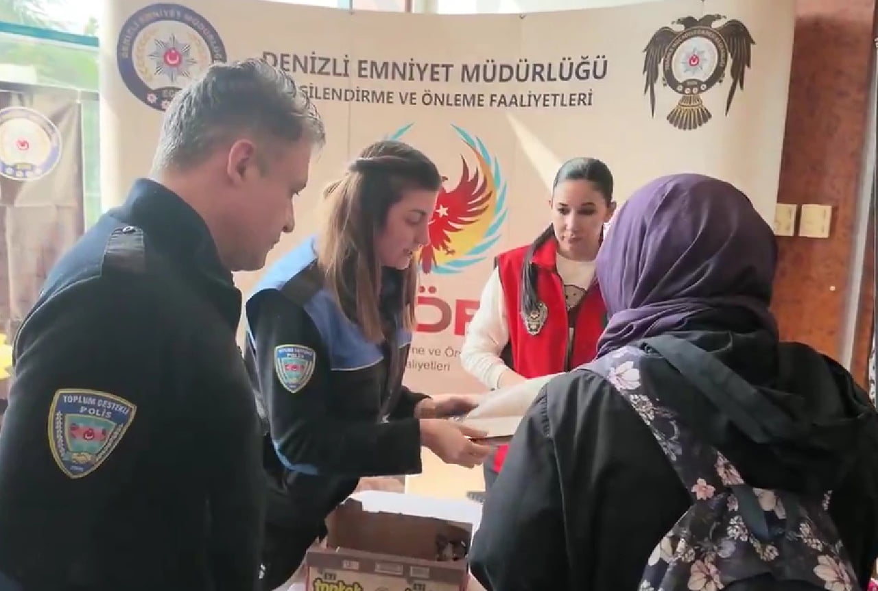 DENİZLİ EMNİYET MÜDÜRLÜĞÜ EKİPLERİ, PAMUKKALE ÜNİVERSİTESİ ÖĞRENCİLERİYLE BİR ARAYA GELEREK SİBER...