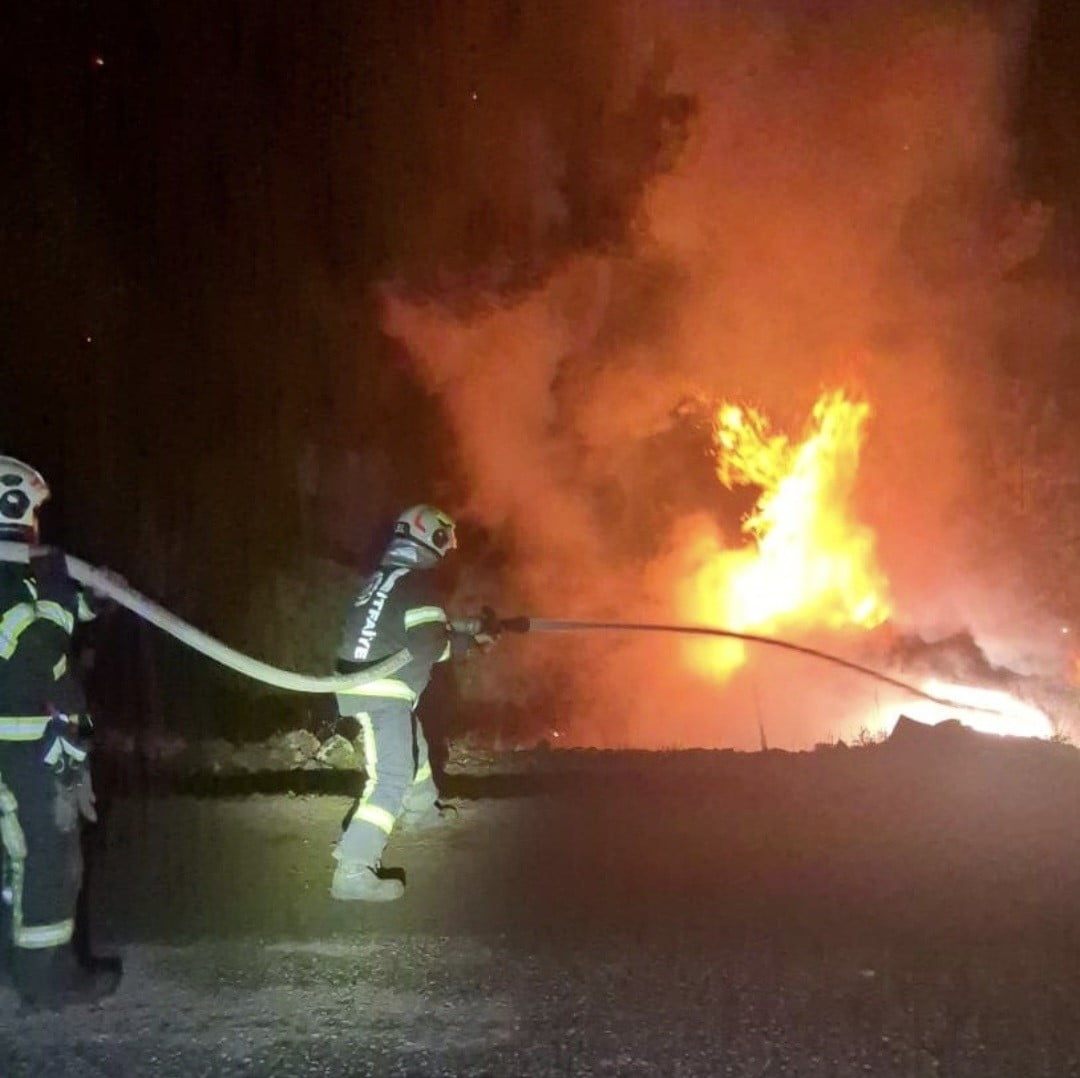 DENİZLİ’NİN ACIPAYAM İLÇESİNDE KONTROLDEN ÇIKARAK KAZA YAPAN BİR OTOMOBİL KISA SÜREDE ALEV ALEV...