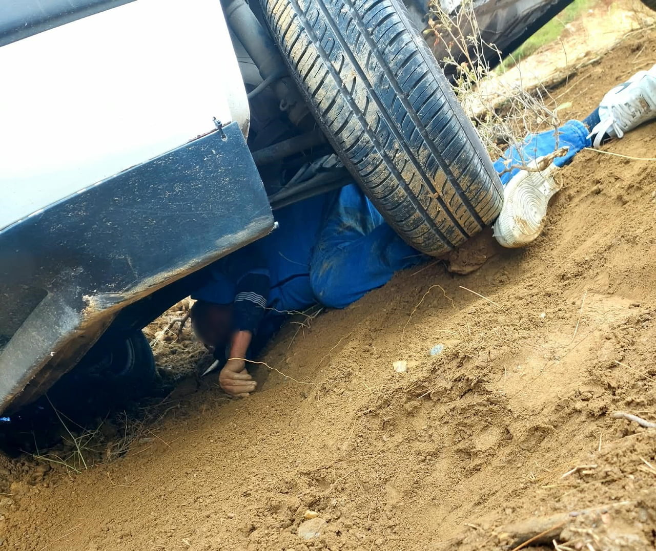 DENİZLİ’NİN BABADAĞ İLÇESİNDE YOL KENARINDAKİ ÇEŞMEDEN SU ALMAK İÇİN ARACINDAN İNEN O.K., PARK...