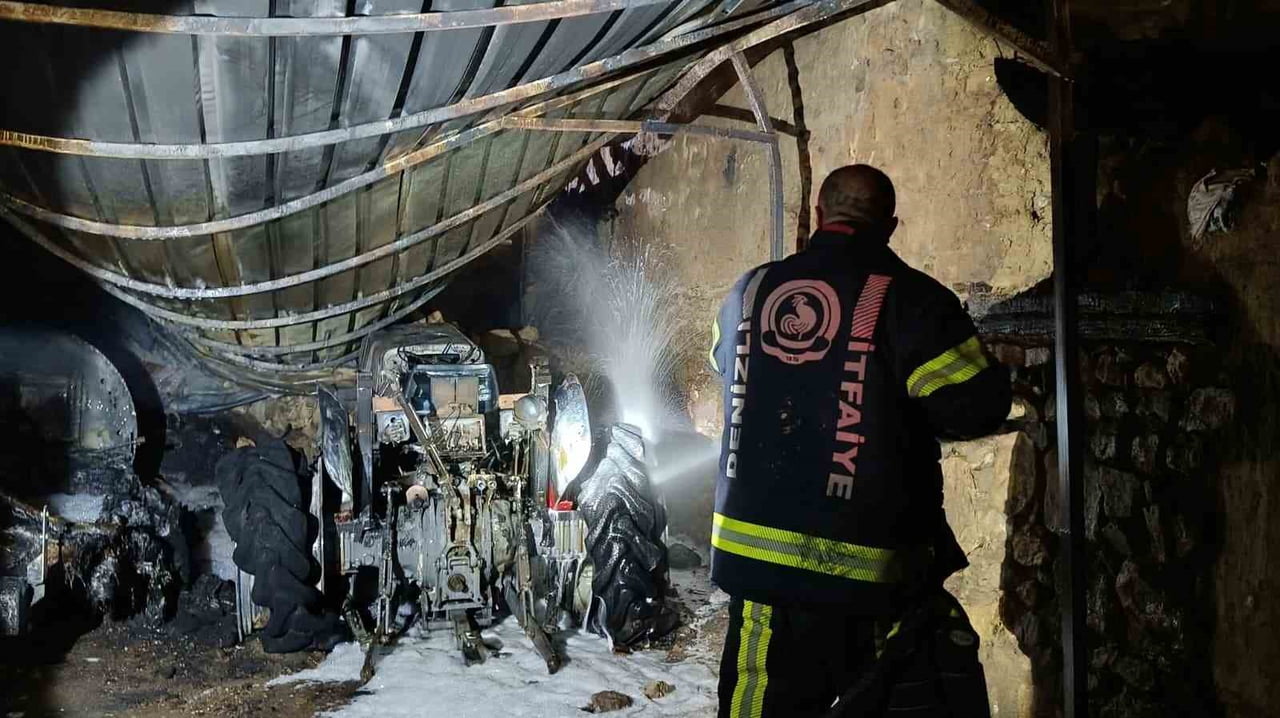 DENİZLİ’NİN ÇİVRİL İLÇESİNDE PARK HALİNDEKİ TRAKTÖRDE ÇIKAN YANGIN PANİĞE NEDEN OLDU. YANGINDA...