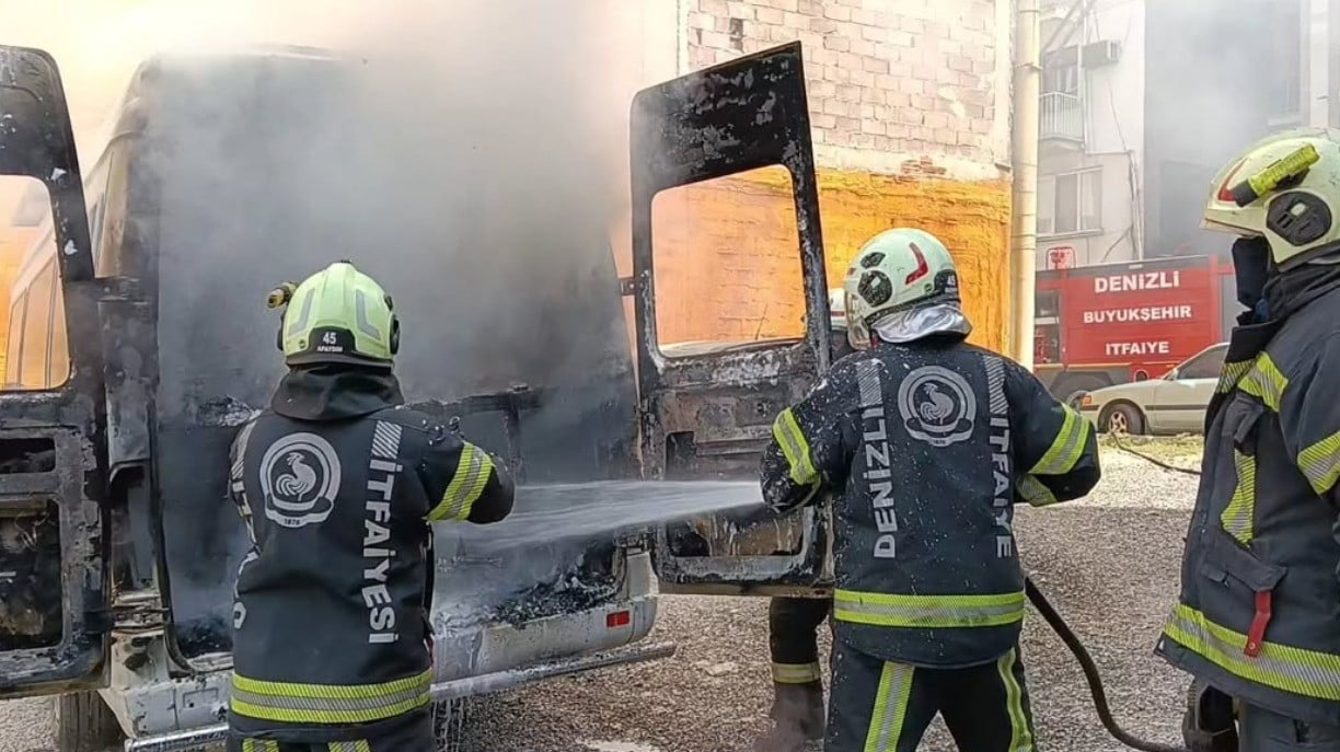 DENİZLİ’NİN PAMUKKALE İLÇESİNDE MEYDANA GELEN ARAÇ YANGINI, İTFAİYE EKİPLERİNİN HIZLI...