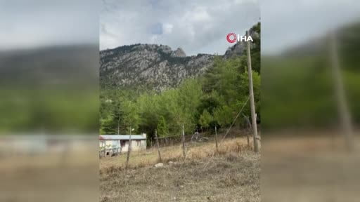 Deprem sırasında yamaçtan kopan kaya kütlesi böyle görüntülendi
