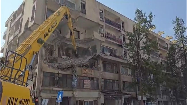 DEPREMDE AĞIR HASAR ALAN 50 YILLIK BİNADA YIKIM ÇALIŞMASI BAŞLATILDI