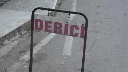 Derileri tek tek işleyip peynir tulumuna dönüştürüyorlar