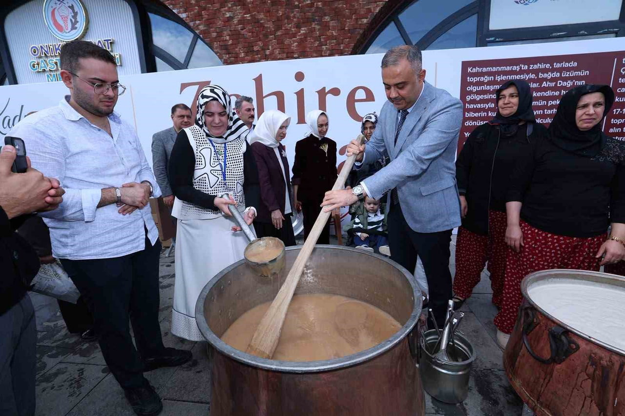 DEV KAZANLARDA HAZIRLANAN PEKMEZ VE HEDİKLER ZİYARETÇİLERE ÜCRETSİZ İKRAM EDİLDİ