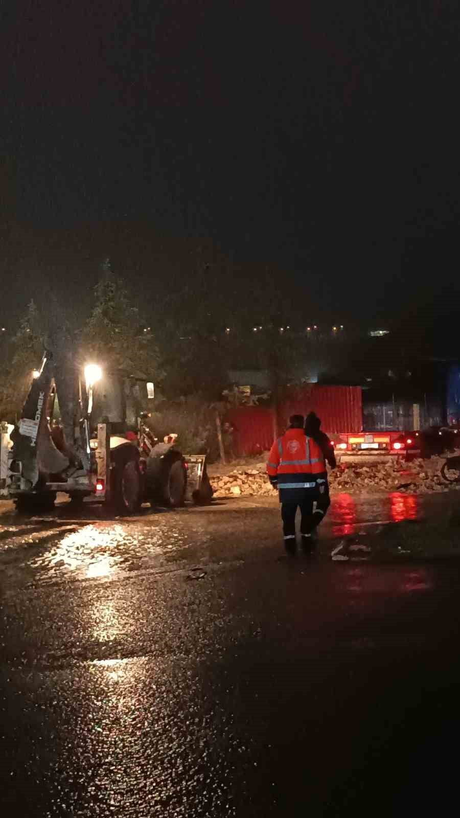 DİLOVASI İLÇESİNDE ETKİLİ OLAN YOĞUN YAĞIŞIN ARDINDAN BELEDİYE EKİPLERİ, MUHTEMEL SU BASKINLARINA...