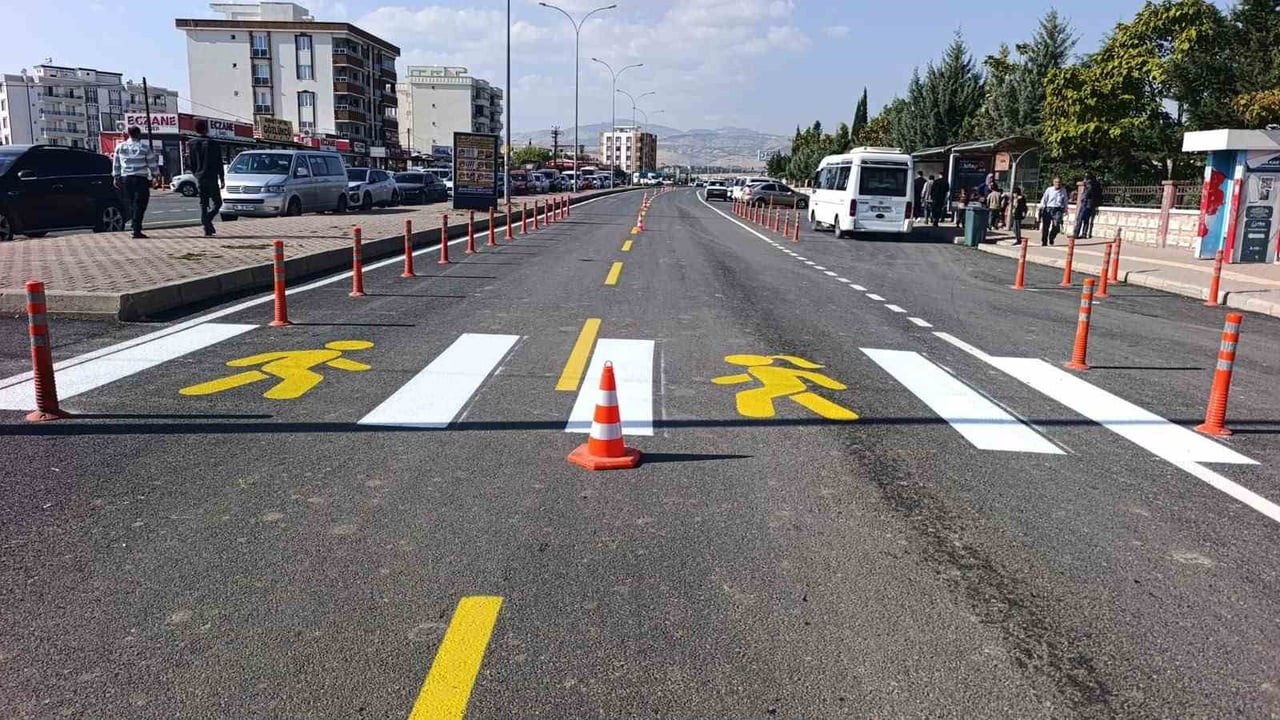 DIYAMAN BELEDİYESİ, ASFALT ÇALIŞMALARI TAMAMLANAN CADDE VE SOKAKLARDA YOL ÇİZGİLERİ, YAYA...