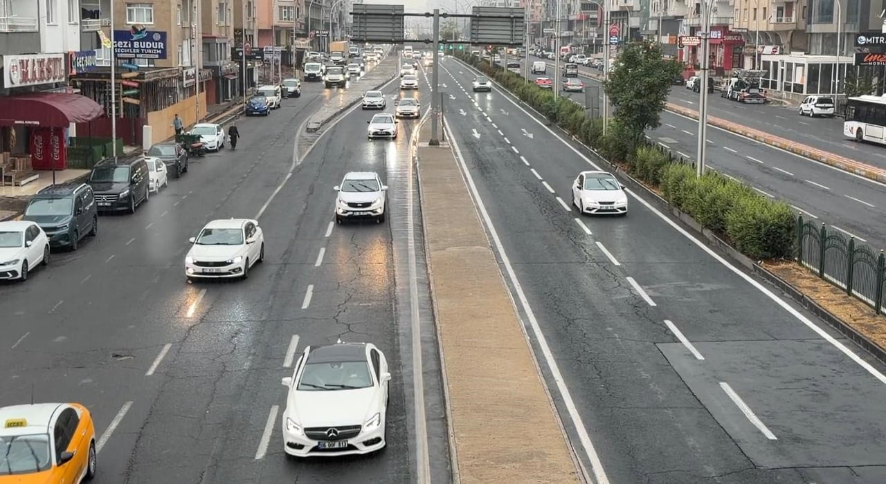 DİYARBAKIR'DA DÜN AKŞAM SAATLERİNDEN İTİBAREN ETKİLİ OLAN SAĞANAK YAĞIŞ, HAYATI OLUMSUZ...