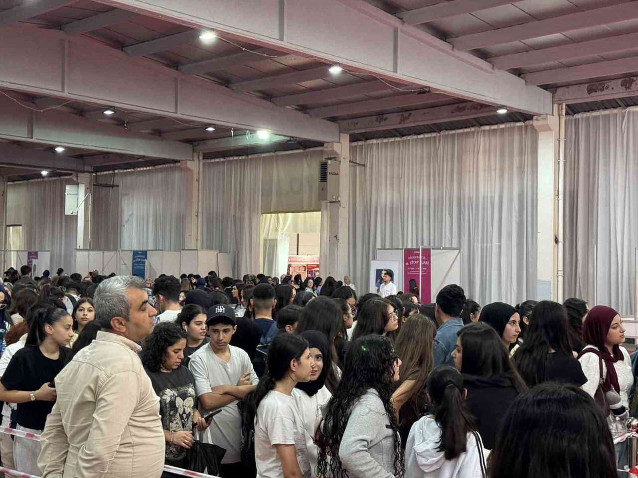 DİYARBAKIR'DA DÜZENLENEN 10. KİTAP FUARINDA HAFTA SONU YOĞUNLUĞU YAŞANDI.
