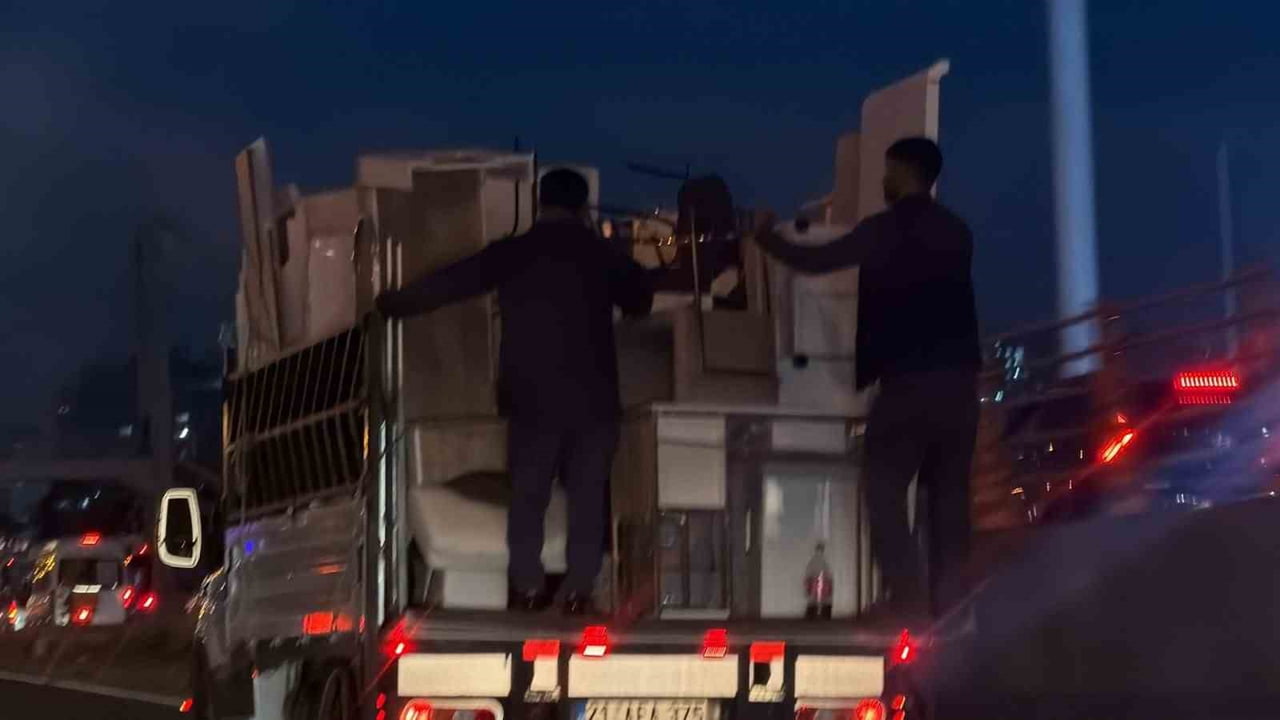 DİYARBAKIR'DA İKİ KİŞİ, KAMYONETLE TAŞINAN EŞYALARIN DÜŞMEMESİ İÇİN ALDIKLARI TEDBİR KAZAYA...