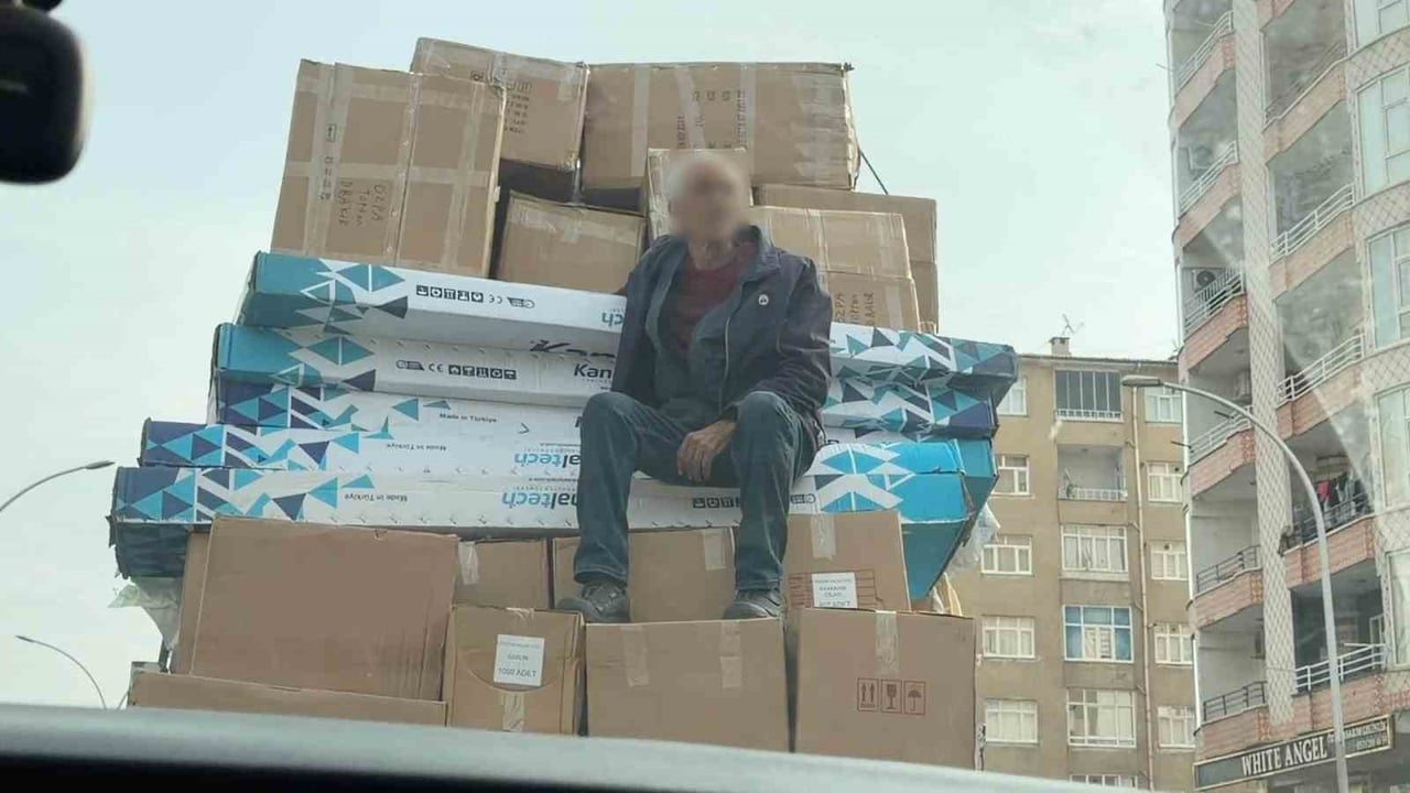 DİYARBAKIR'DA KAMYONETTEKİ KOLİLERİN ÜZERİNDE OTURARAK YOLCULUK EDEN ŞAHSIN CANINI HİÇE SAYDIĞI...