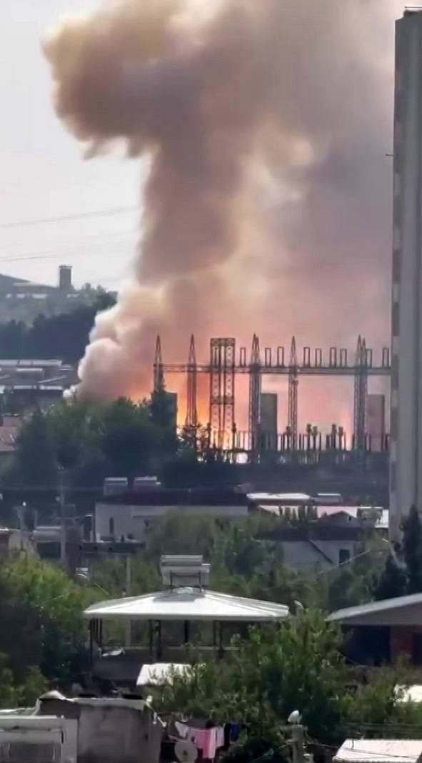 DİYARBAKIR'DA KENTE ELEKTRİK SAĞLAYAN ANA TRAFOLARDAN BİRİ BOMBA GİBİ PATLADI. DUMANLAR GÖKYÜZÜNE...
