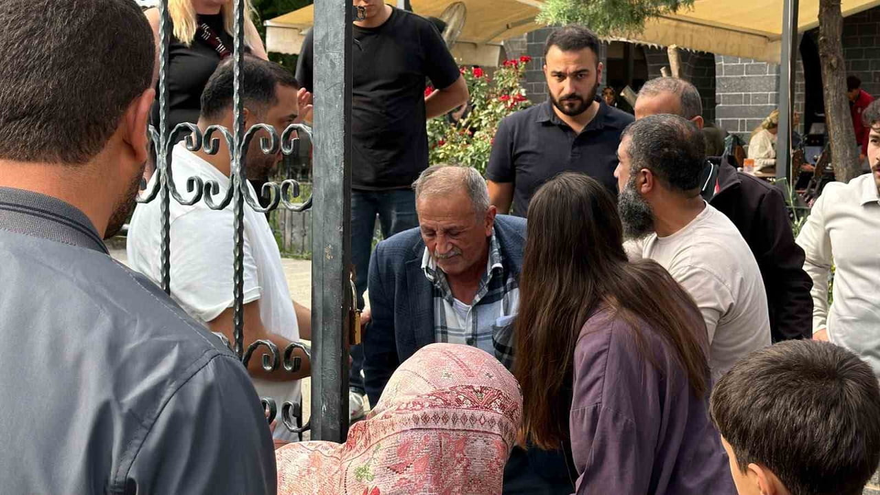 DİYARBAKIR'DA NEFESİ KESİLEN KOAH HASTASI YAŞLI ŞAHIS, "HEİMLİCH" MANEVRASIYLA HAYATA...