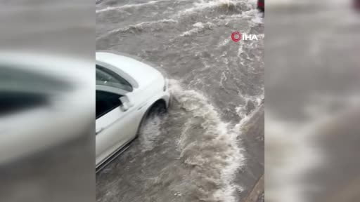 Diyarbakır'da sağanak yağışla alt geçitler suyla doldu, sürücüler zor anlar yaşadı