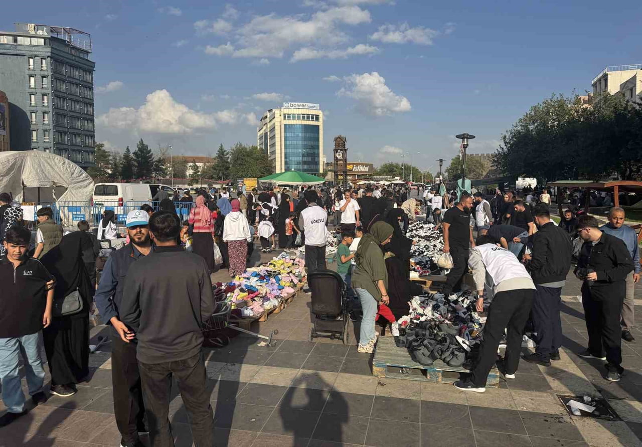 DİYARBAKIR'DA UMUT KERVANI İNSANİ YARDIM VAKFI TARAFINDAN YARDIM KAMPANYASI DÜZENLENDİ.